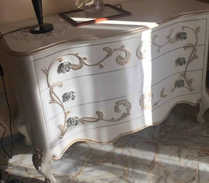 Com&ograve; sagomato con decori intagliati