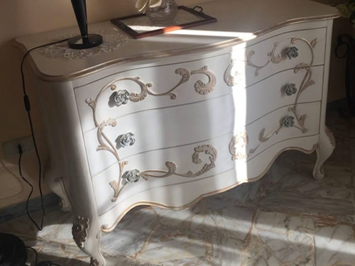 Com&ograve; sagomato con decori intagliati