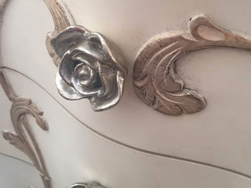 Com&ograve; sagomato con decori intagliati