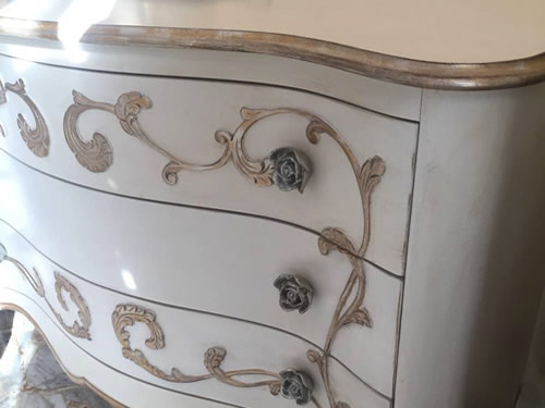 Com&ograve; sagomato con decori intagliati