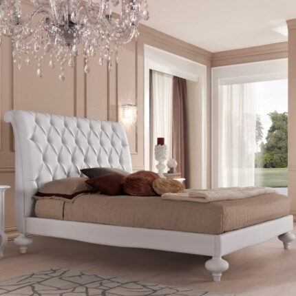 Letto matrimoniale con giroletto