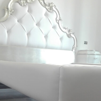 Letto matrimoniale intagliato