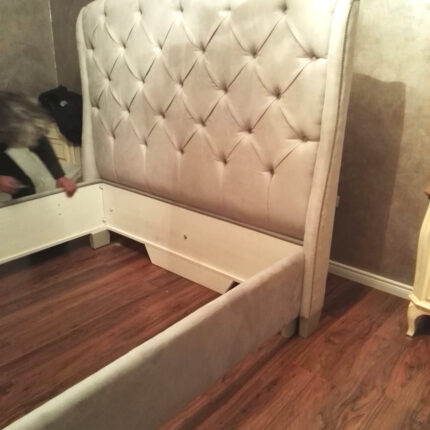 Letto matrimoniale con giroletto