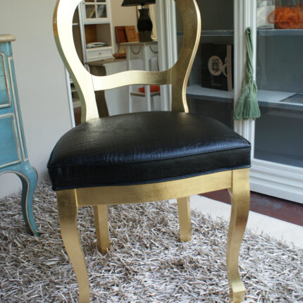 Sedia in legno in foglia oro