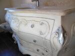 Mobile bagno intagliato