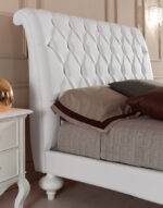 Letto matrimoniale con giroletto