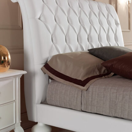 Letto matrimoniale con giroletto