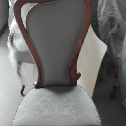 Sedia sagomata in legno