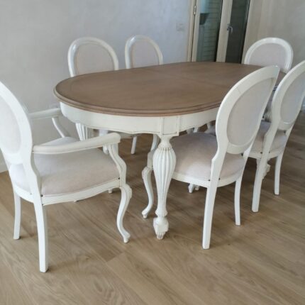 Sedia imbottita con schienale ovale