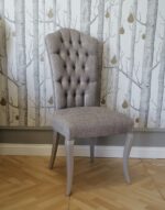 Sedia schienale capitonn&egrave; gambe sciabola laccate
