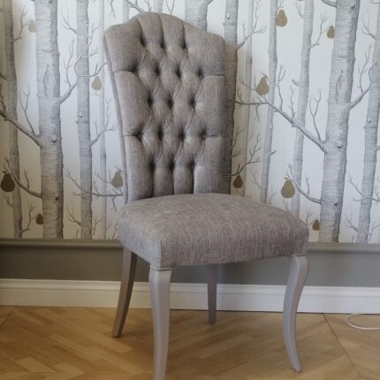 Sedia schienale capitonnè gambe sciabola laccate