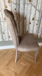 Sedia schienale capitonn&egrave; gambe sciabola laccate