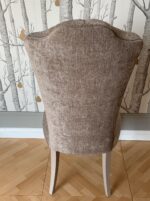 Sedia schienale capitonn&egrave; gambe sciabola laccate