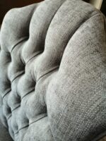 Sedia schienale capitonn&egrave; gambe sciabola laccate