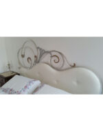 Letto in ferro battuto imbottito in ecopelle