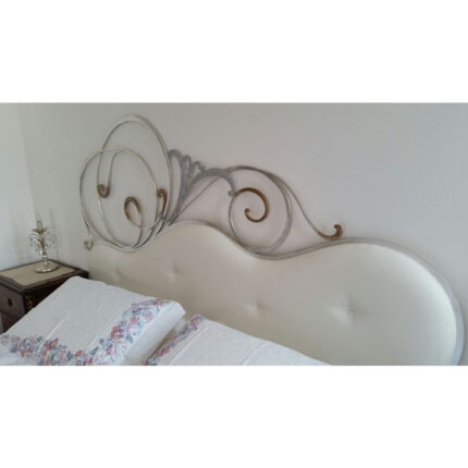 Letto in ferro battuto imbottito in ecopelle