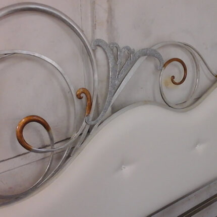 Letto in ferro battuto imbottito in ecopelle