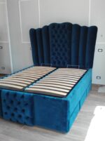 Letto matrimoniale imbottito con cassetti estraibile e meccanismo alzaletto