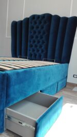 Letto matrimoniale imbottito con cassetti estraibile e meccanismo alzaletto