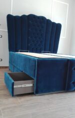Letto matrimoniale imbottito con cassetti estraibile e meccanismo alzaletto