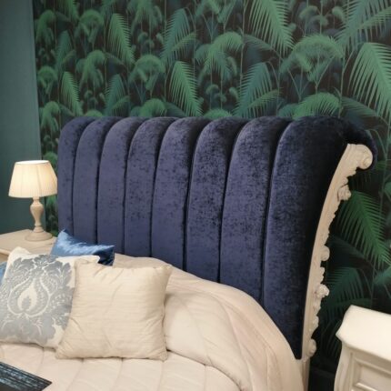 Letto imbottito con intaglio rose
