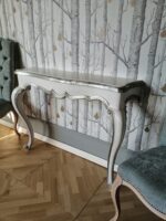 Letto imbottito con intaglio rose