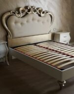Letto Ofelia sagomato in legno con imbottitura in foglia argento