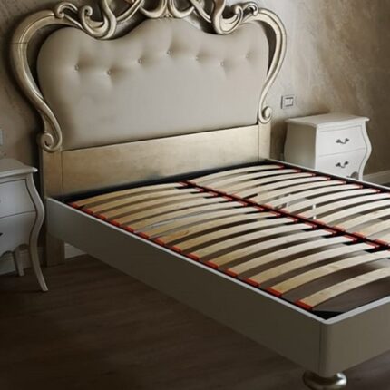 Letto Ofelia sagomato in legno con imbottitura in foglia argento