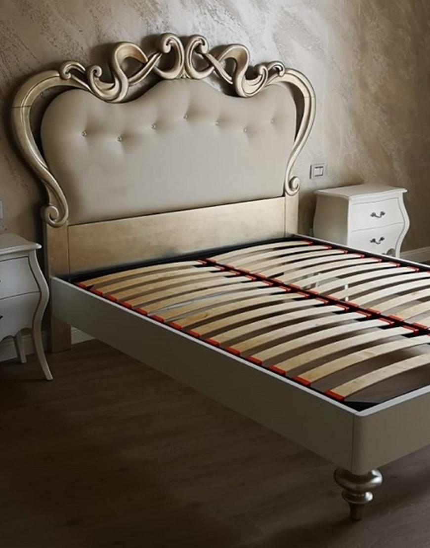 bed Letto Ofelia sagomato in legno con imbottitura in foglia argento