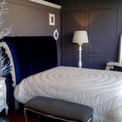 Letto imbottito con intaglio rose