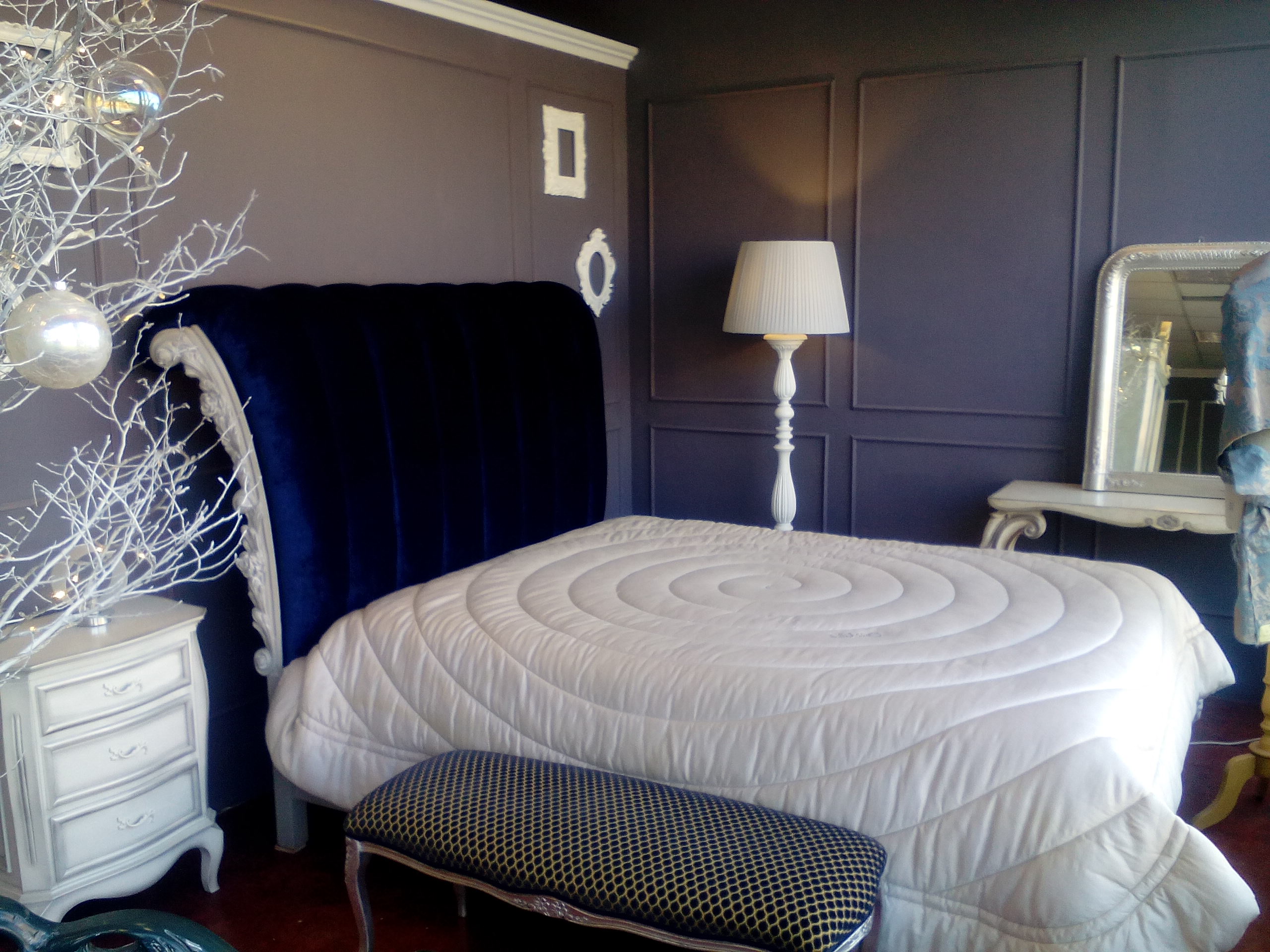 Letto imbottito con intaglio rose