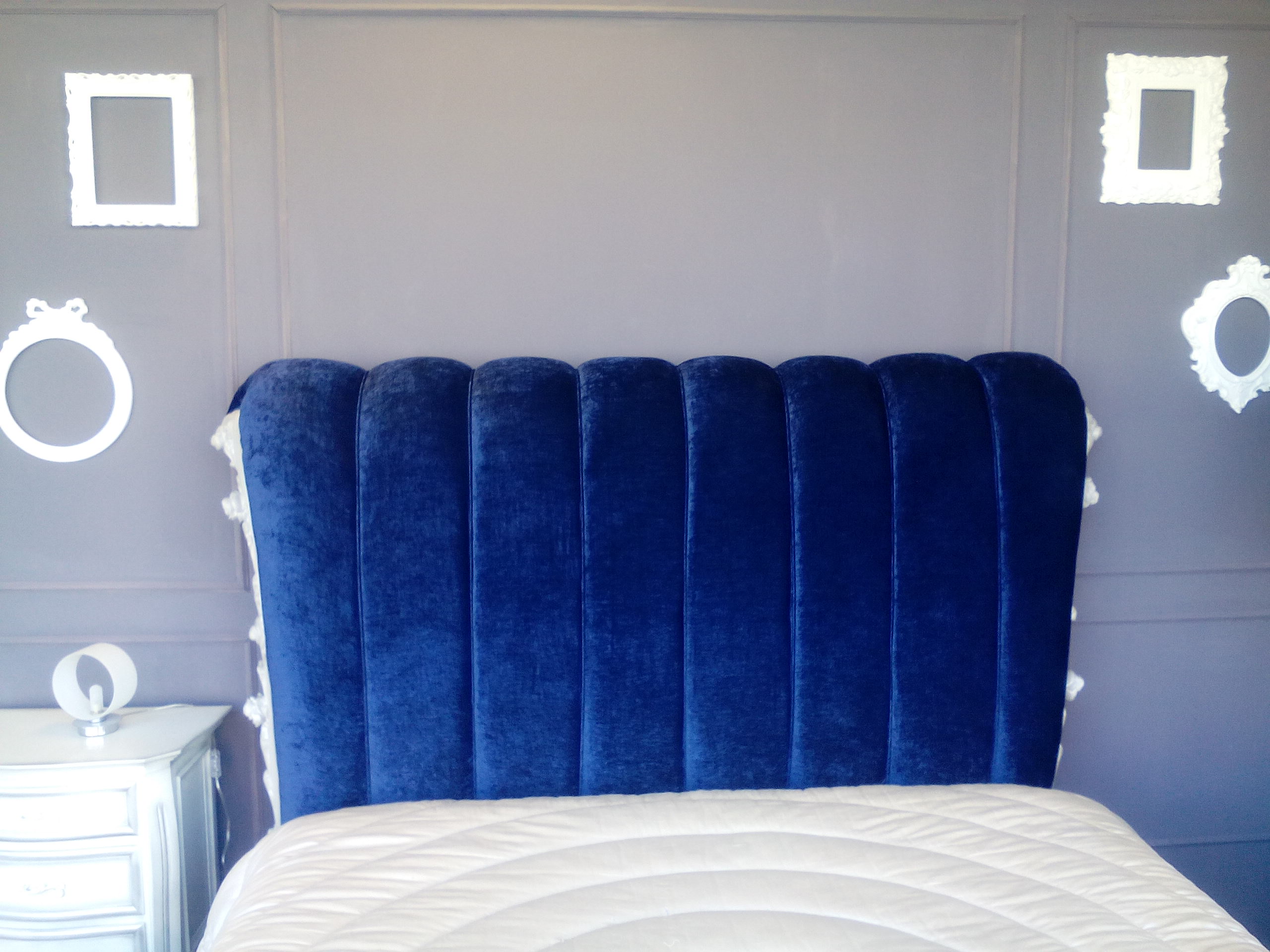 Letto imbottito con intaglio rose