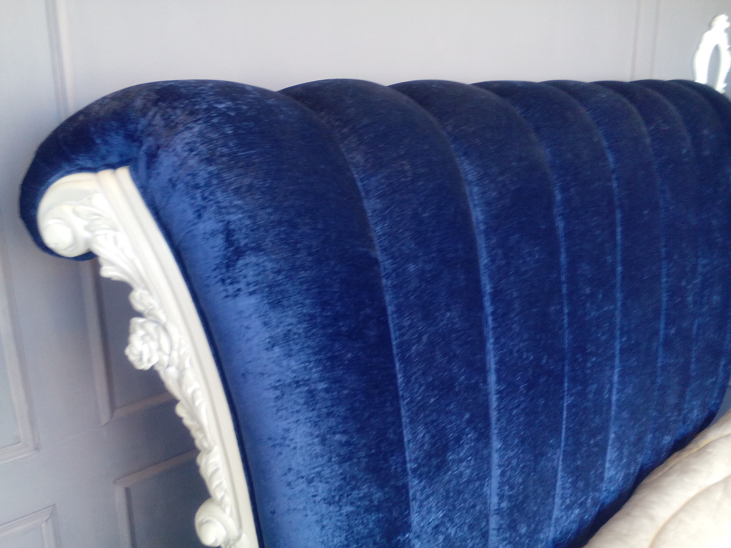 Letto imbottito con intaglio rose