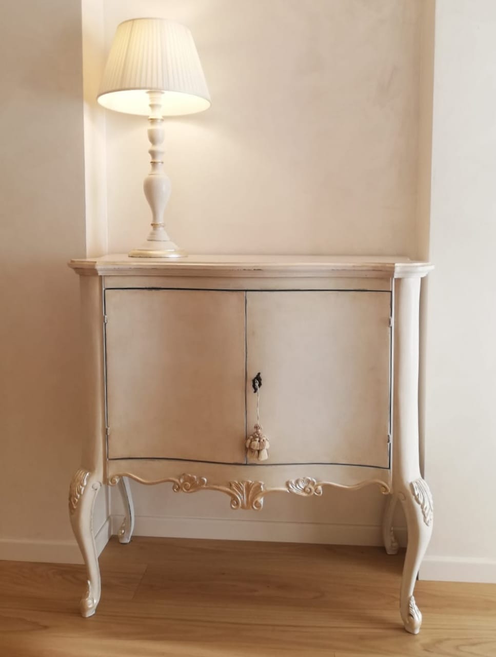 credenza Credenzino intagliato a due ante