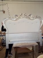 Letto Ofelia sagomato in legno con imbottitura in foglia argento