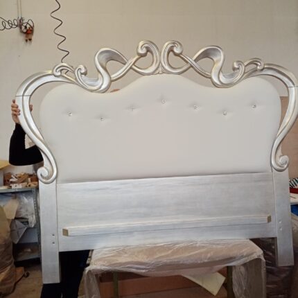 Letto Ofelia sagomato in legno con imbottitura in foglia argento