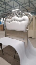 Letto Ofelia sagomato in legno con imbottitura in foglia argento