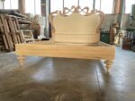 Letto Ofelia sagomato in legno con imbottitura in foglia argento