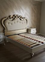 Letto Ofelia sagomato in legno con imbottitura in foglia argento