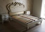 Letto Ofelia sagomato in legno con imbottitura in foglia argento