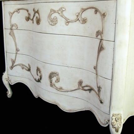 Com&ograve; sagomato con decori intagliati