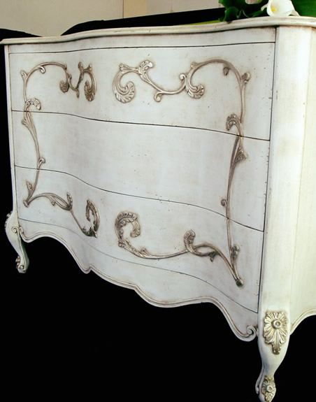 Com&ograve; sagomato con decori intagliati