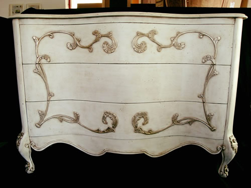 Com&ograve; sagomato con decori intagliati