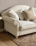 Divano due posti shabby sfoderabile con tessuto antimacchia dotato di 5 cuscini decorativi
