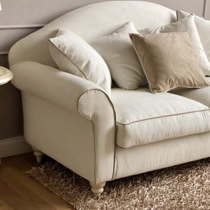 Divano due posti shabby sfoderabile con tessuto antimacchia dotato di 5 cuscini decorativi