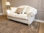 Divano due posti shabby sfoderabile con tessuto antimacchia dotato di 5 cuscini decorativi