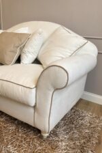 Divano due posti shabby sfoderabile con tessuto antimacchia dotato di 5 cuscini decorativi