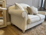 Divano due posti shabby sfoderabile con tessuto antimacchia dotato di 5 cuscini decorativi