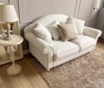 Divano due posti shabby sfoderabile con tessuto antimacchia dotato di 5 cuscini decorativi