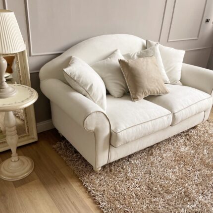 Divano due posti shabby sfoderabile con tessuto antimacchia dotato di 5 cuscini decorativi